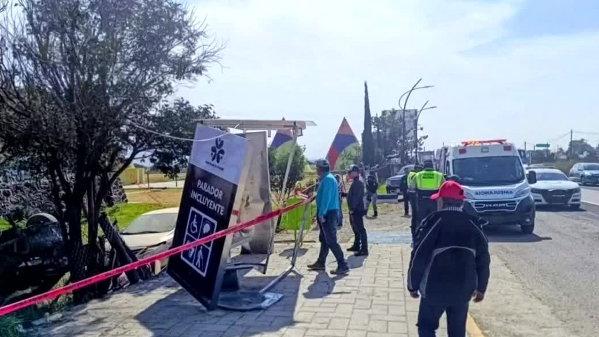 Cae una camioneta en un barranco de 150 metros en la México-Tampico y deja un muerto