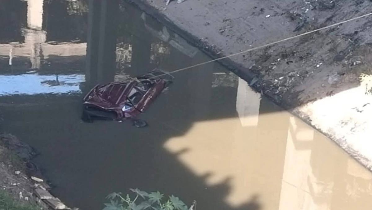 Camioneta fue impactada por tráiler y cayó al canal Emisor Poniente en Izcalli; el conductor murió en el lugar. Especial