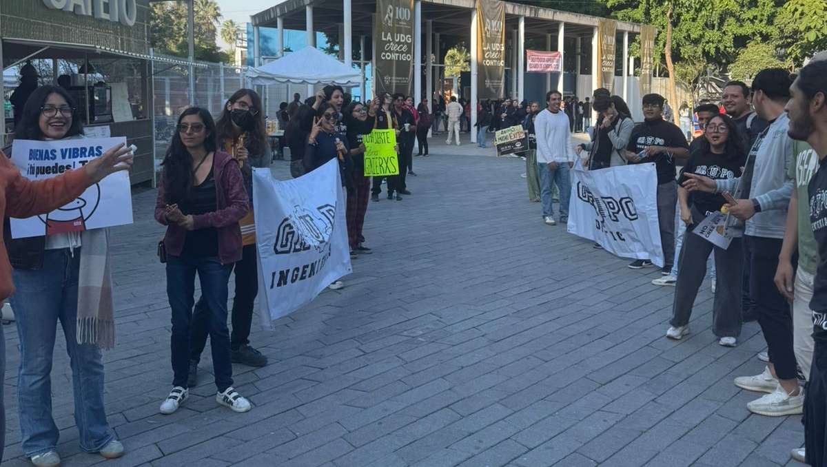 Cientos de estudiantes se dieron cita en CUCEI para presentar su examen de admisión (Foto: Diana Barajas)