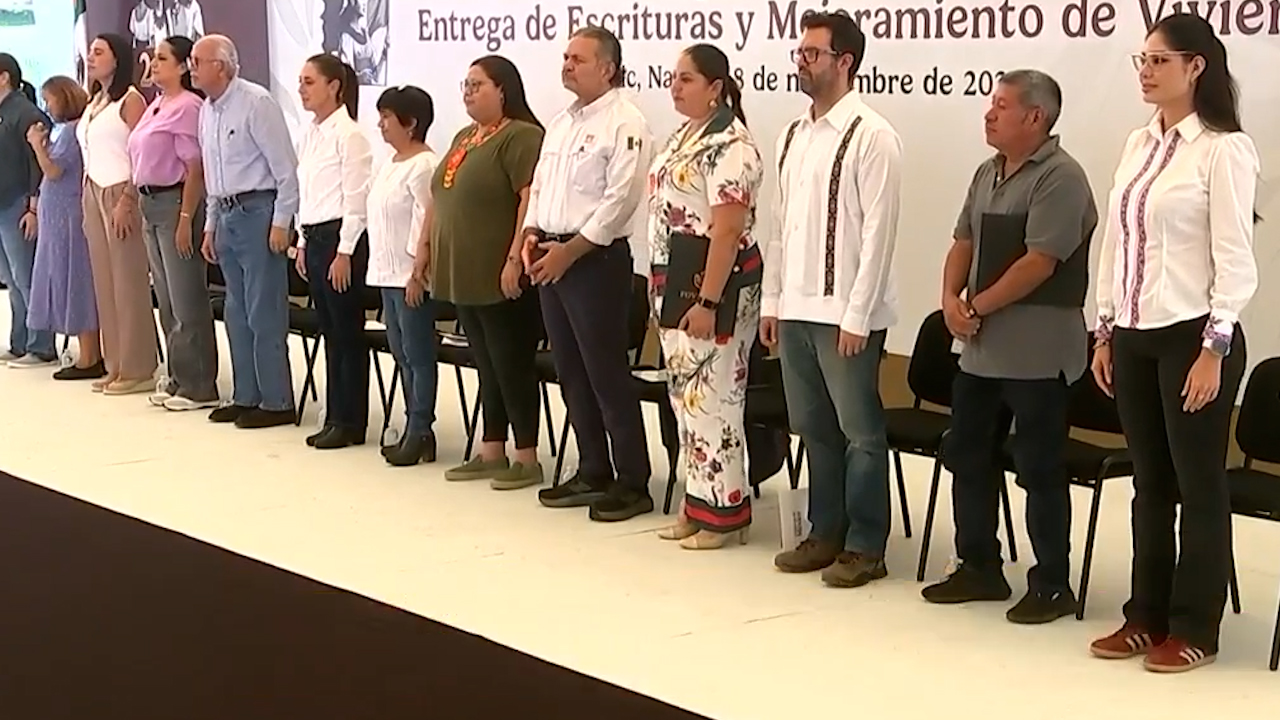 Claudia Sheinbaum entrega escrituras a familias en Nayarit