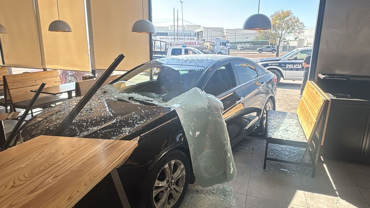 La conductora, una mujer de 70 años, confundió el freno con el acelerador y provocó el accidente. | Especial