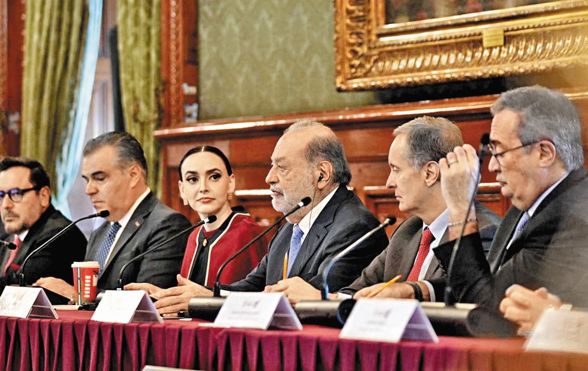 Empresarios como Altagracia Gómez y Carlos Slim se reunieron con los mandatarios; el francés, en Antropología. Especial y AFP