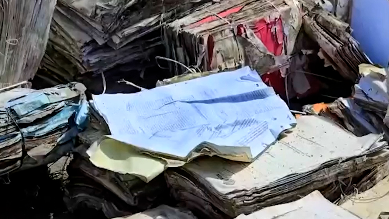 Fiscalía de Veracruz seca al sol carpetas afectadas por inundaciones