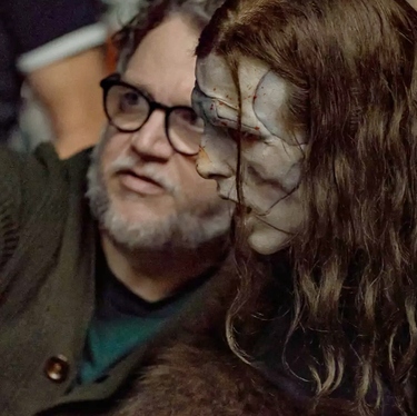 Guillermo del Toro y Jacob Elordi en el set de ‘Frankenstein’. (Netflix)