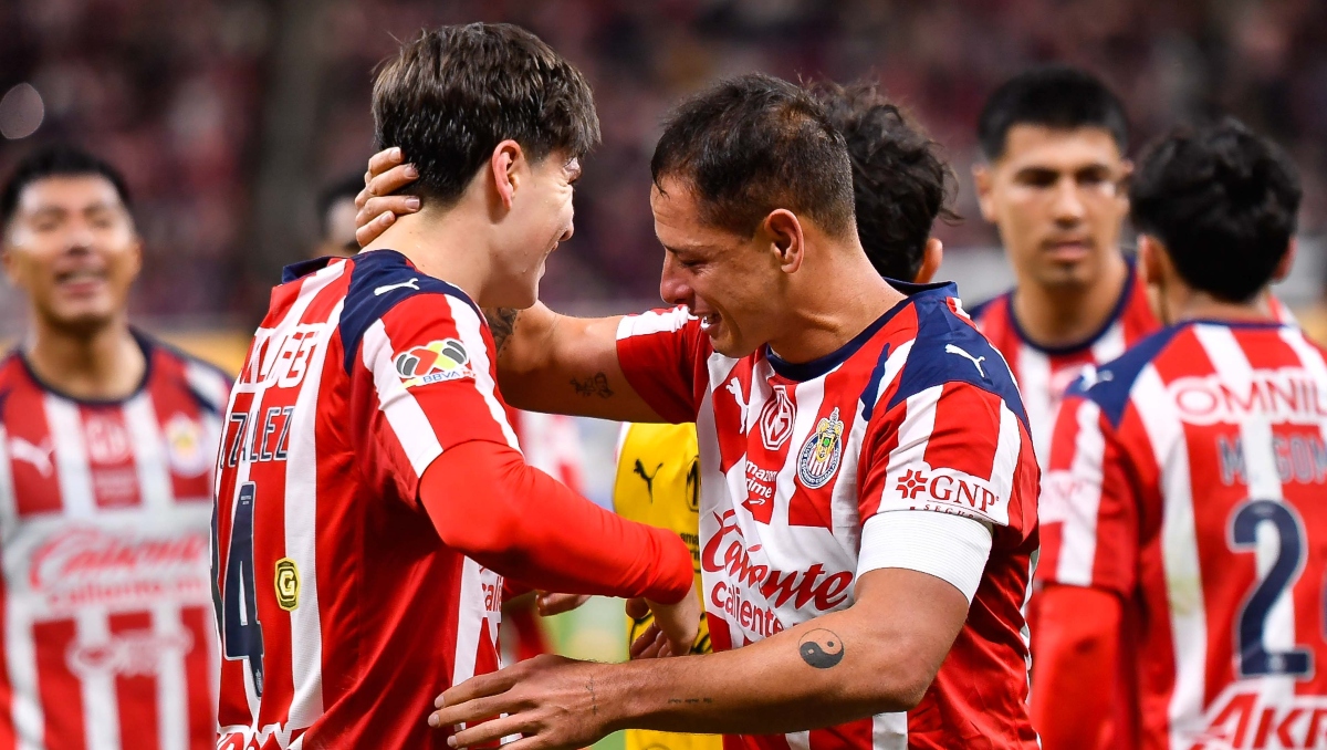 Javier Hernández y Armando González, ayer y hoy en la delantera de Chivas (Foto: MexSport)