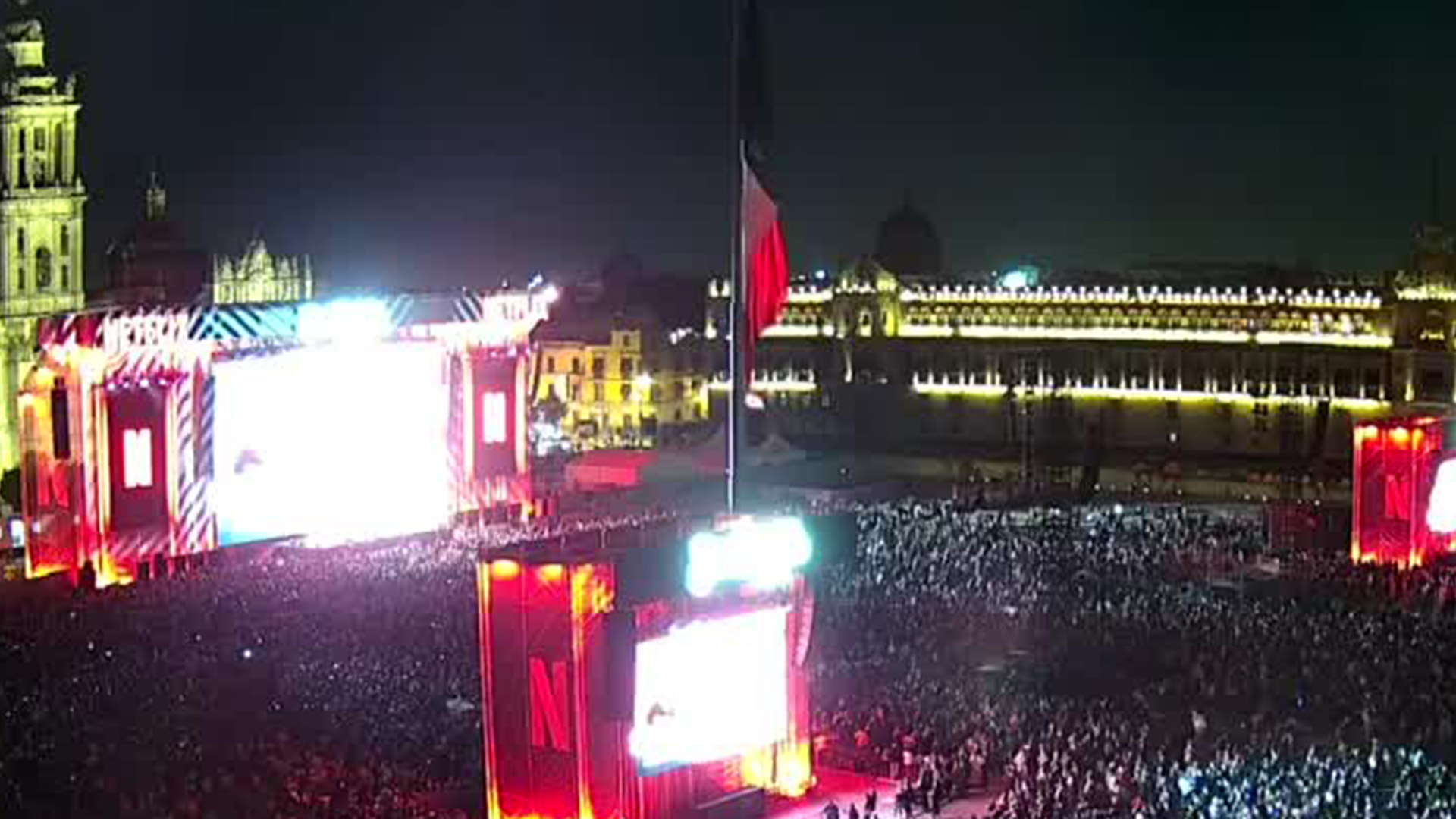 Miles de fans reviven el concierto de Juan Gabriel de Bellas Artes en el Zócalo capitalino