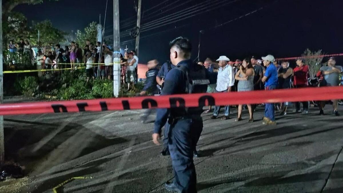 Policía acordona escena del crimen en San Andrés Tuxtla. | Especial