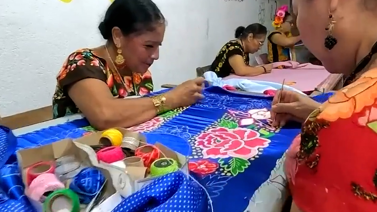 Taller en Juchitán busca preservar la tradición del traje de tehuana