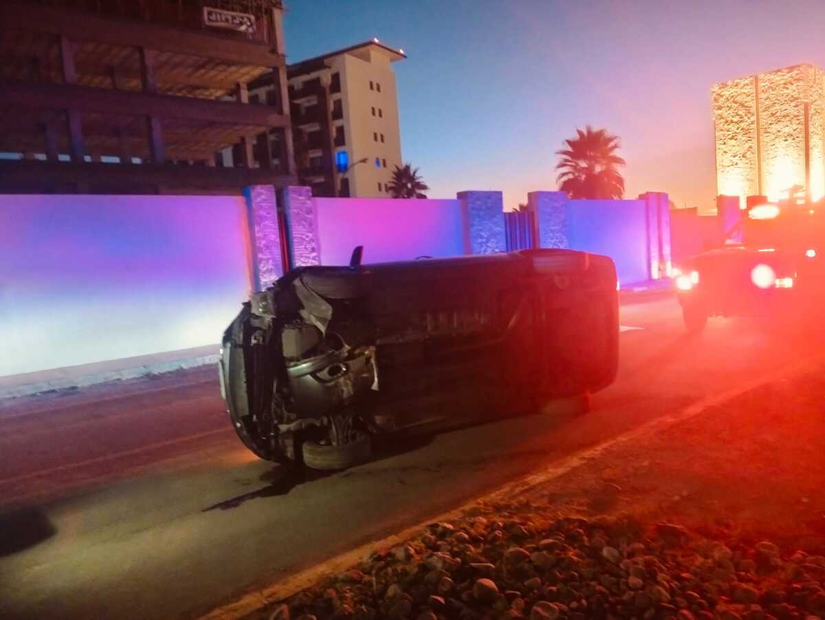 En Torreón, choca con poste metálico y vuelca. (Milenio Policía)