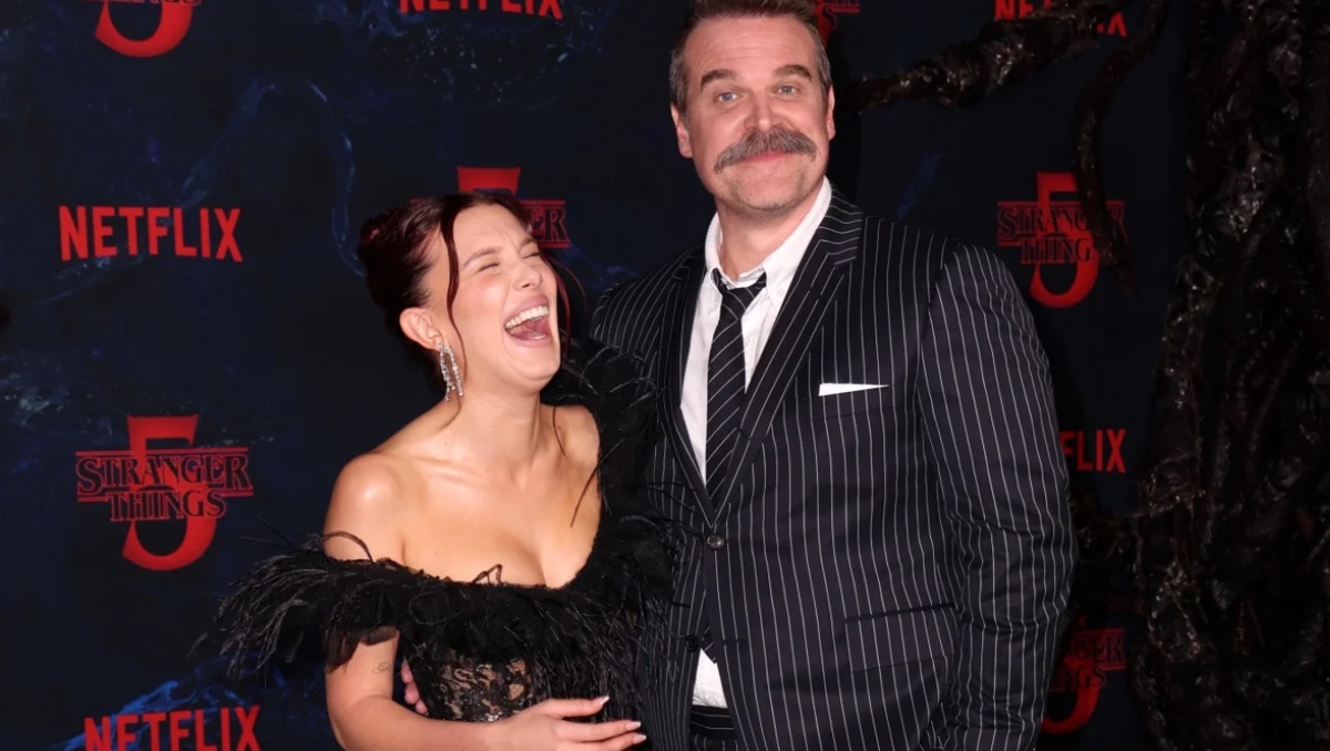 Variety confirma que la queja de Brown por acoso escolar e intimidación a David Harbour ya esta resuelta.