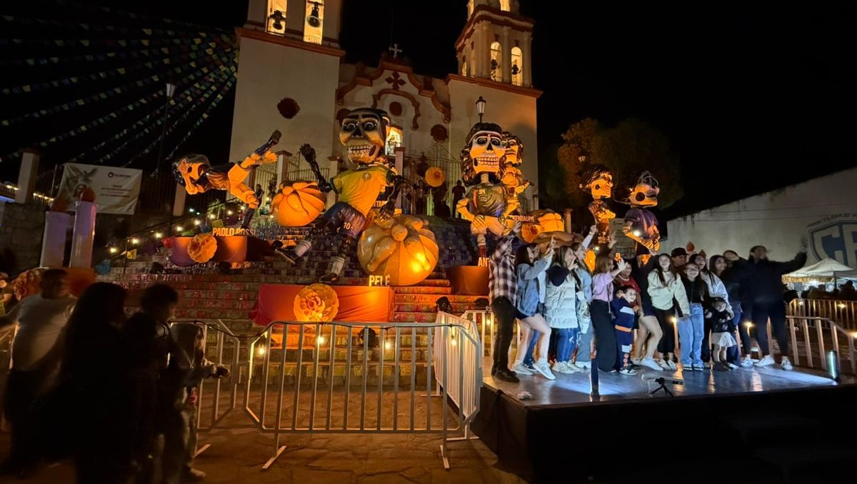 A pesar de la baja temperatura que se empezó a sentir este domingo, los turistas no dejaron de visitar el altar. Foto: Fernanda Pérez