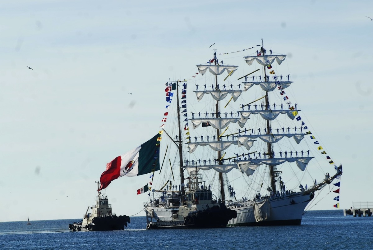 A bordo de 'Cuauhtémoc' navegan 166 cadetes de la Heroica Escuela Naval Militar. | Especial