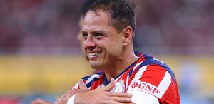 Chicharito Hernández rompió en llanto tras anotar su primer gol del torneo Apertura 2025 en el partido Chivas vs Monterrey en la jornada 17