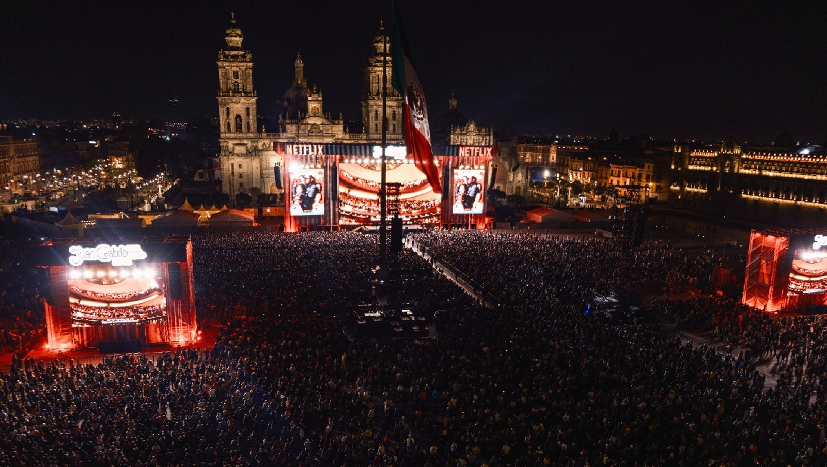 En Colaboración con Netflix, la Secretaría de Cultura capitalina proyectó el concierto de Juan Gabriel. | @ClaraBrugadaM