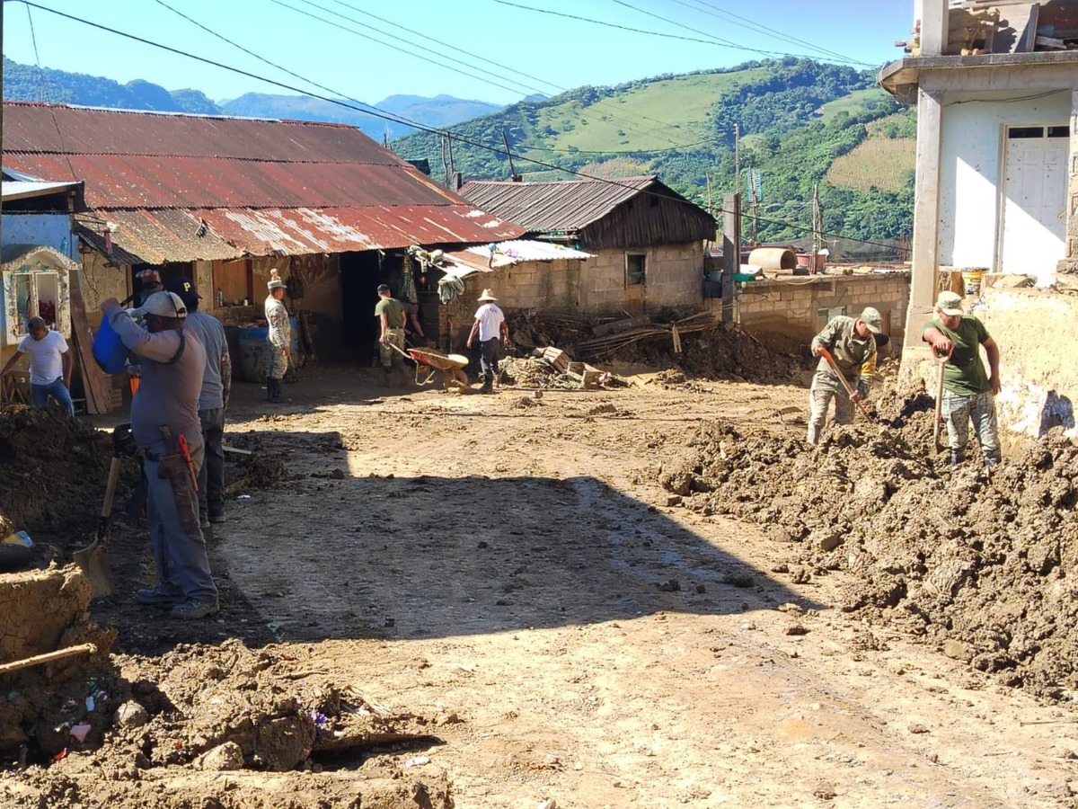 Habitantes continúan retirando lodo y piedras en calles afectadas por el desbordamiento de ríos en Hidalgo.