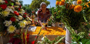 En Huaquechula, familias de despiden a sus animas con arreglos florales en tumbas | Andrés Lobato