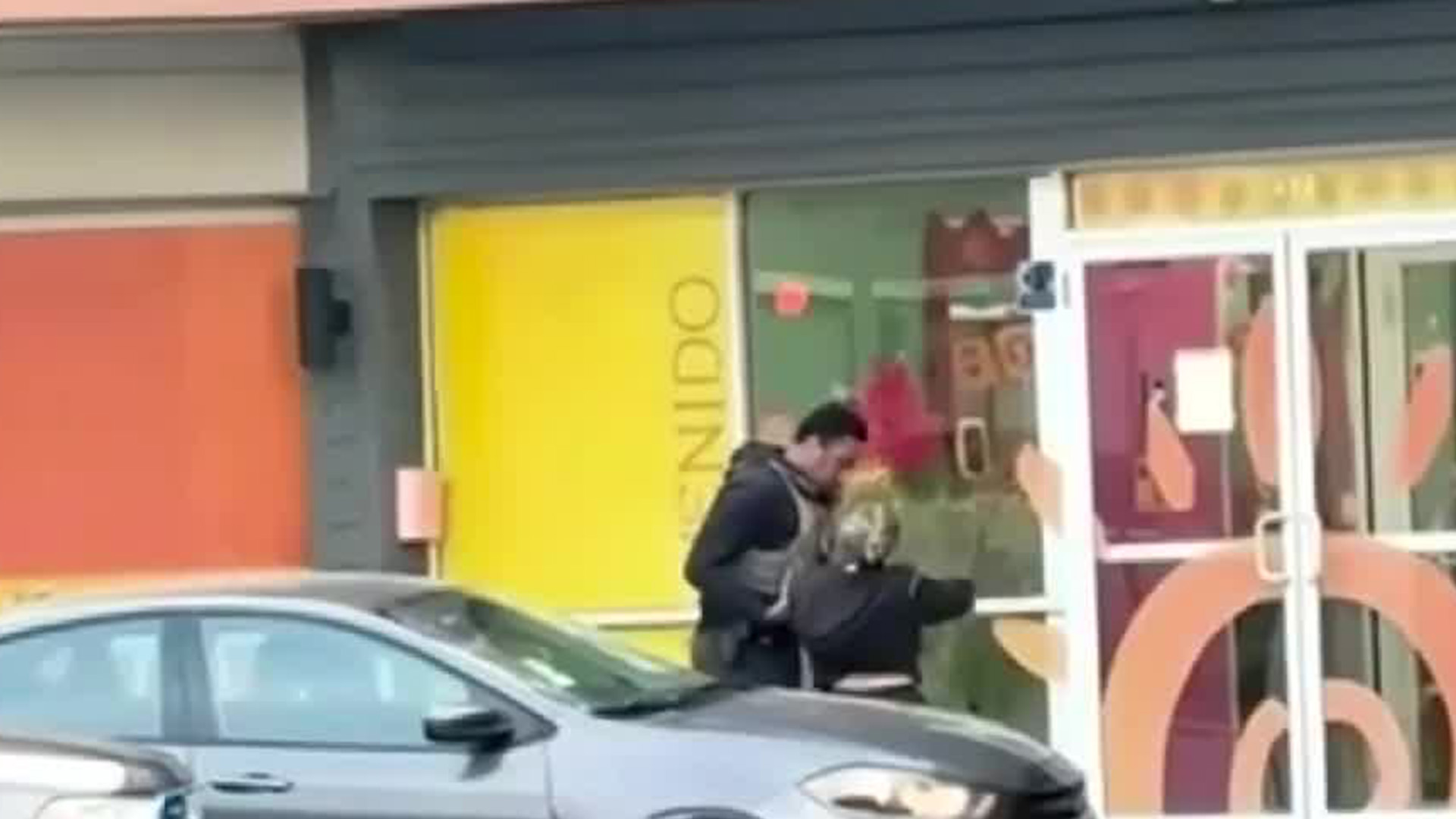 Un juez federal detiene la deportación de maestra colombiana detenida por ICE en la guardería