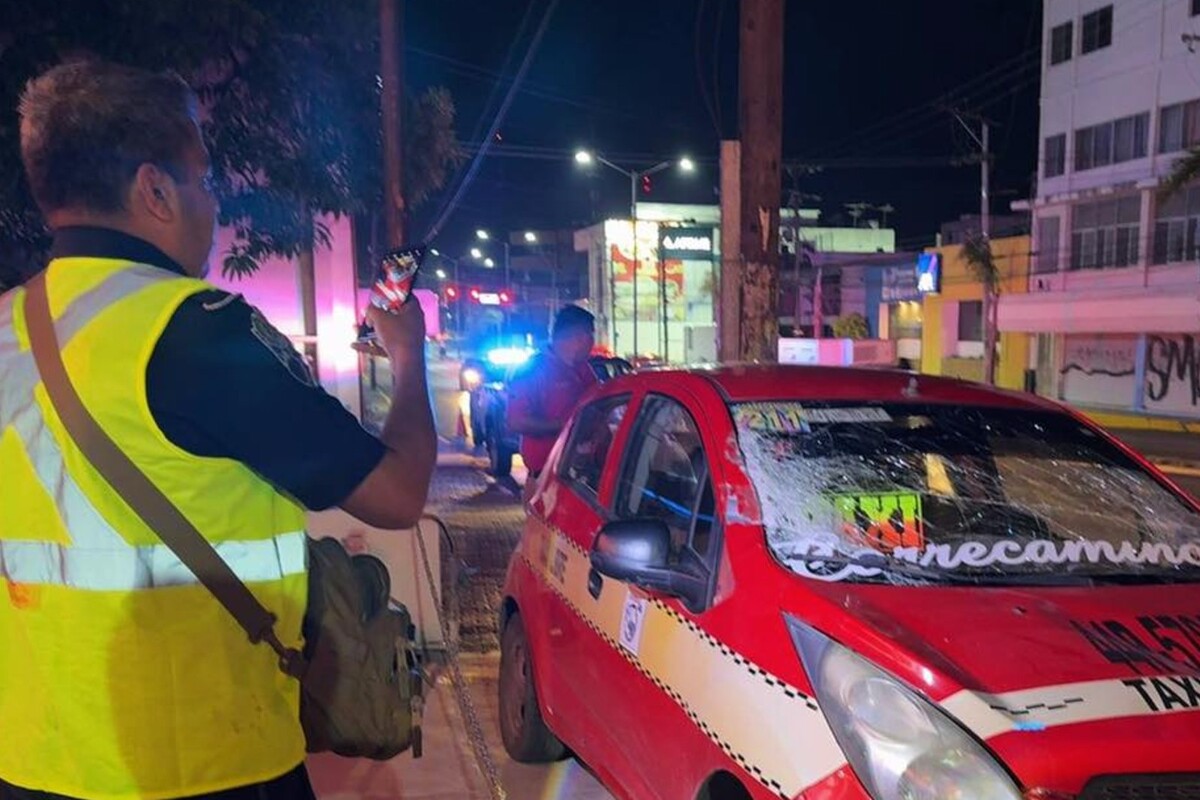 Luminaría cae sobre automovil en avenida de Tampico | Foto: Voluntarios Zona Sur Tamaulipas