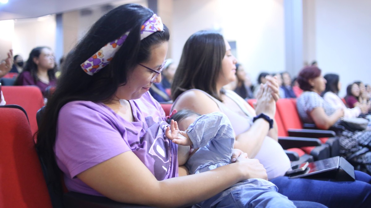 Mujer lactando en Guanajuato. | Dany Béjar.