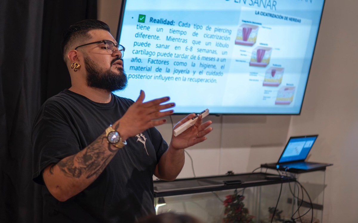 Aunque parezca un salto abismal, Dr. Witcher no ve contradicción entre su formación académica y su trabajo actual. l Especial