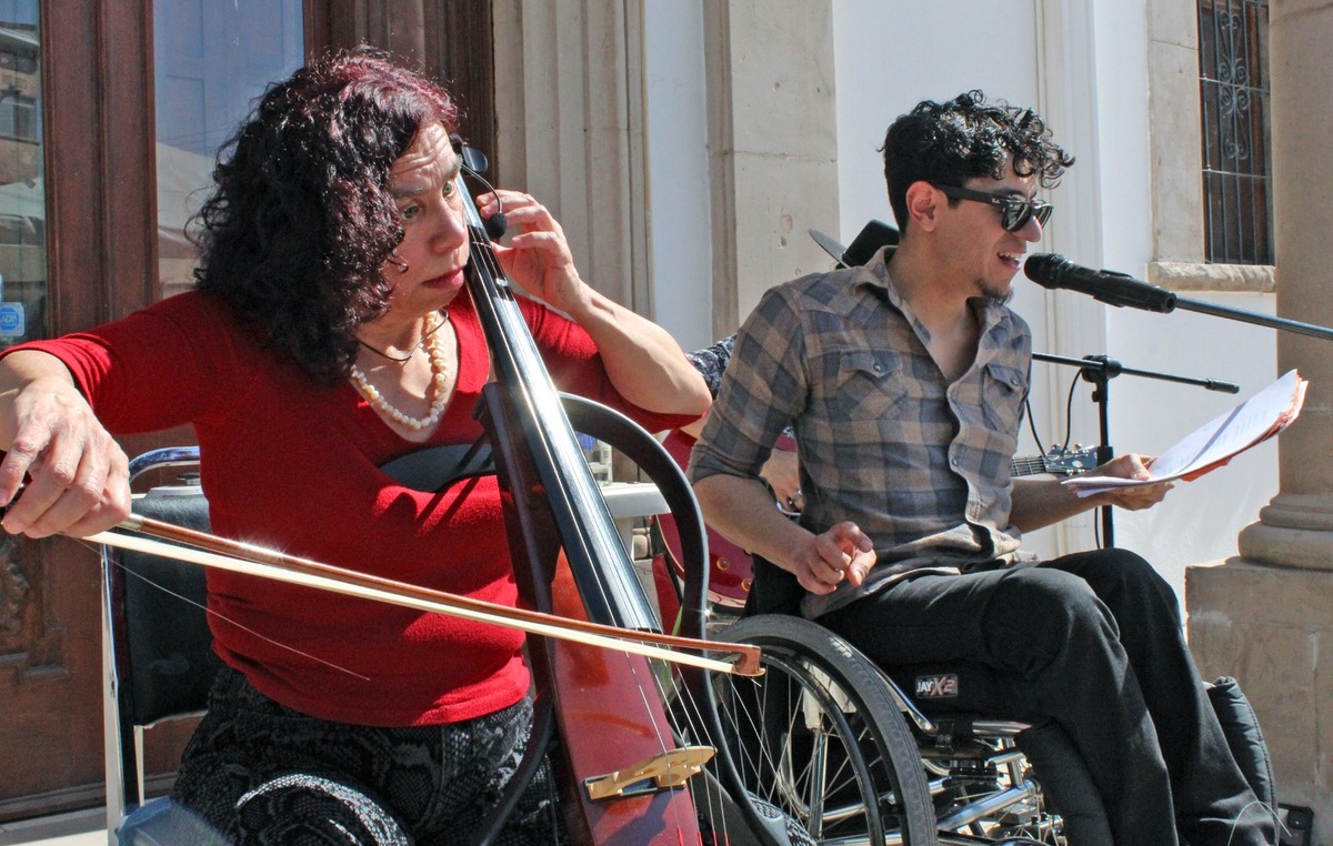Con un performance que mezcla instrumentos creados, sonidos urbanos y manifiestos literarios, presentó en Torreón su propuesta de arte.| Roberto Amaya