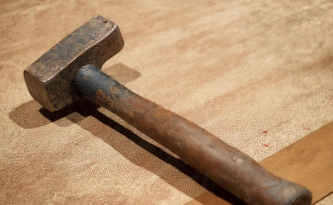 Los policías encontraron manchas de sangre en el martillo (Creada con IA).