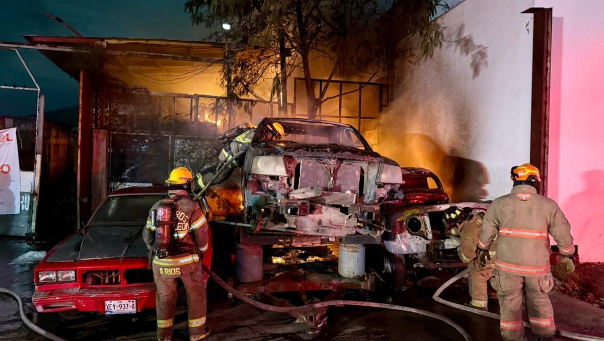 El siniestro se reportó la noche de este domingo en la colonia Lomas del Roble.