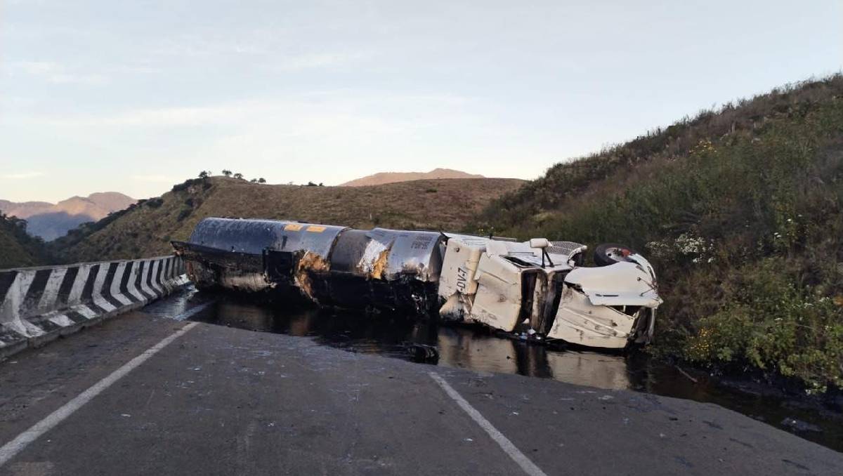 La volcadura de la pipa de combustóleo ocurrió en Cumbres de Maltrata. Foto: (Especial)