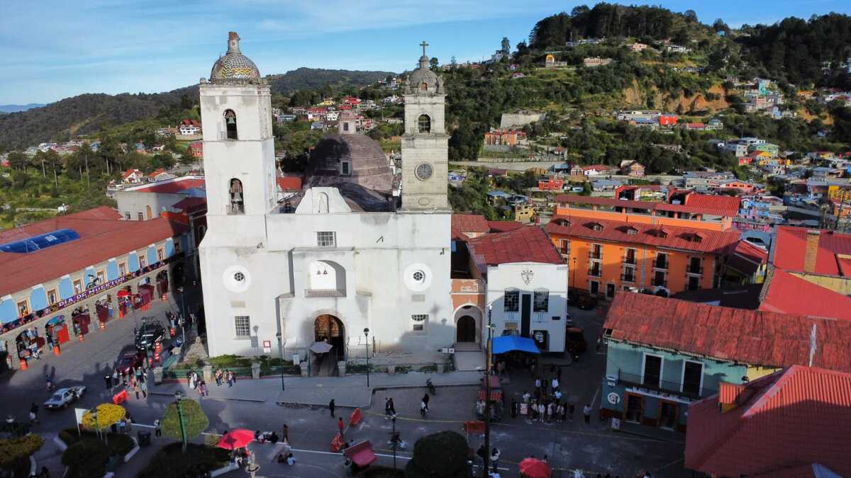 Alistan mapping laser sobre la fachada de la iglesia principal de Real del Monte. | Foto: Jorge Sánchez