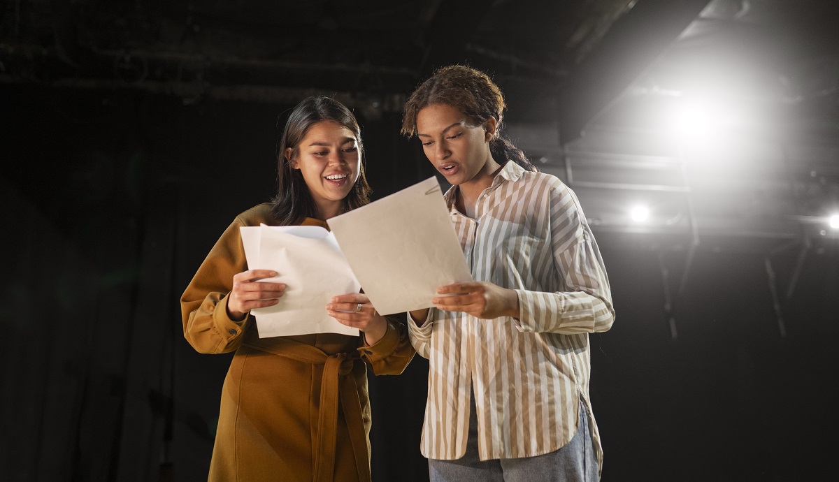 Las autoras estarán registradas en la pataforma para ser leídas y poder leer a otros dramaturgos. (freepik.es)