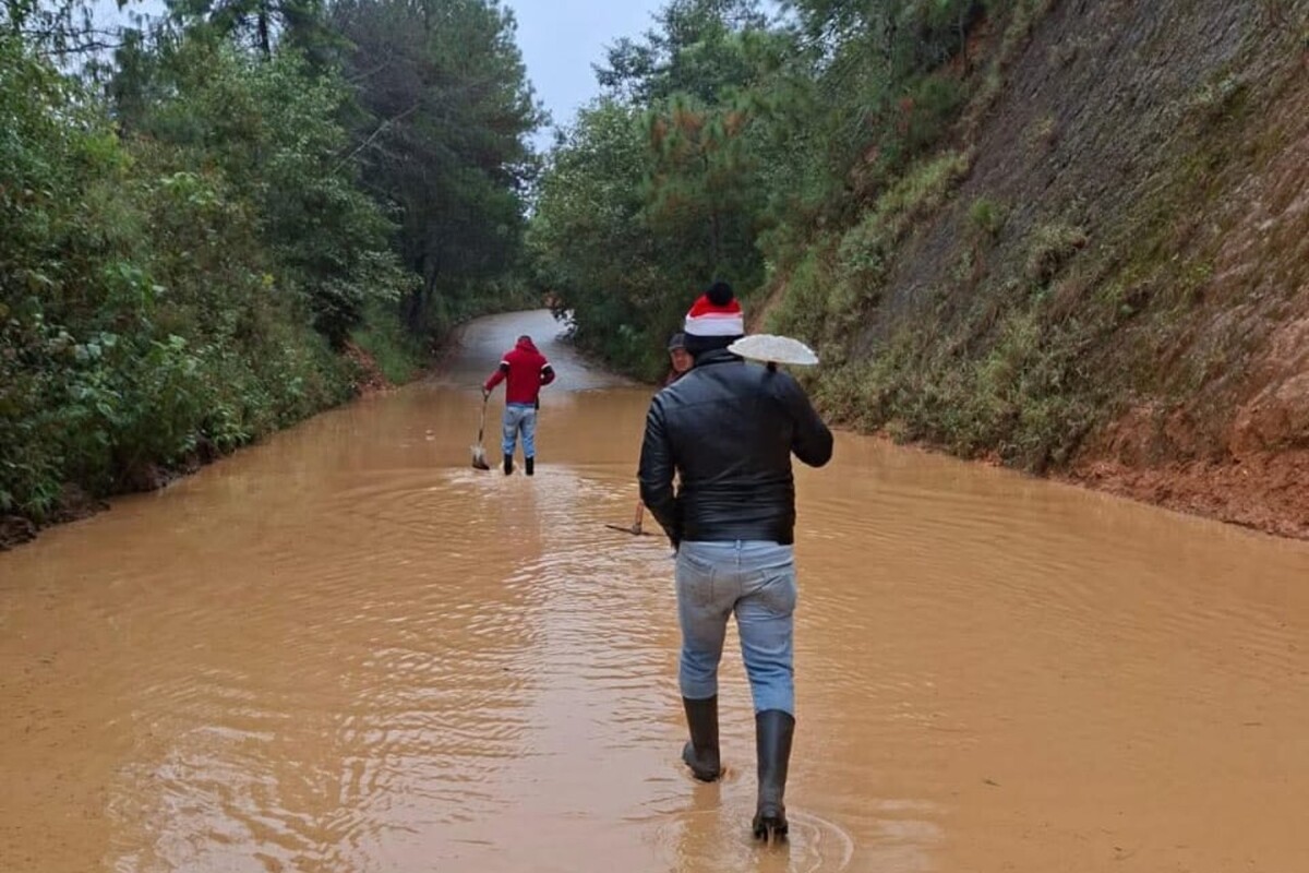 Autoridades de Tianguistengo reportan deslaves este lunes