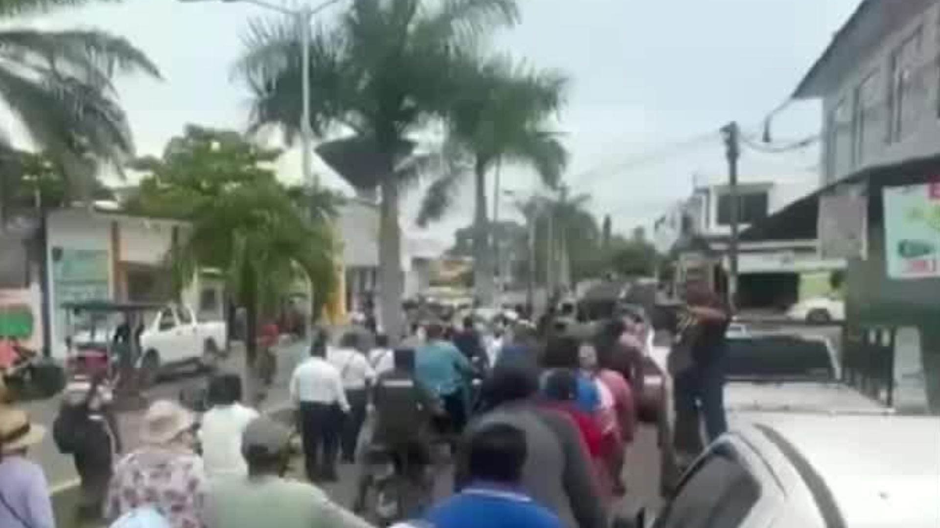 En Chiapas, ejidatarios y pequeños productores bloquean un puente fronterizo con Guatemala