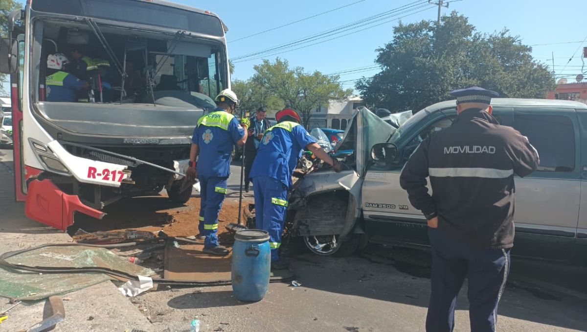 El chofer y los pasajeros a bordo de la ruta urbana resultaron lesionados. | Foto: Lolita Lastra