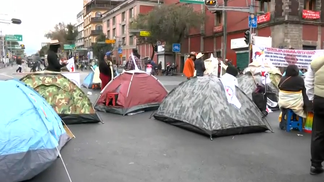 Comunidad triqui bloquea Eje Central en CDMX con casas de campaña