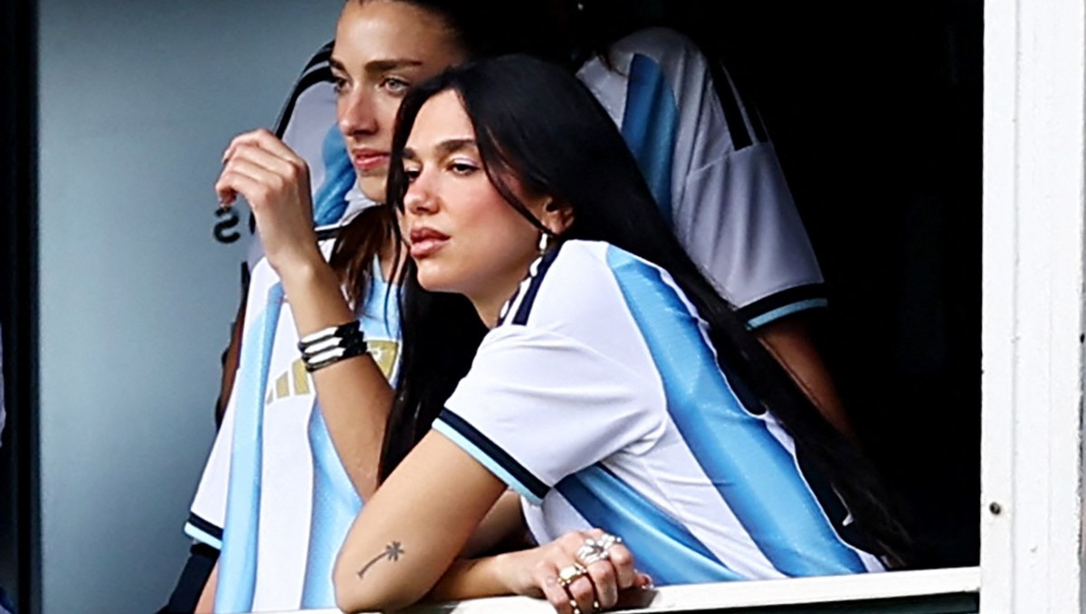 Dua Lipa roba las miradas en el Superclásico de Argentina entre Boca y River (Reuters)