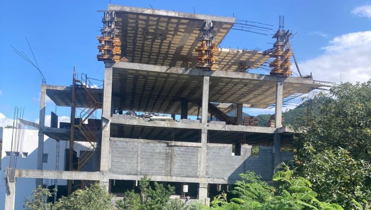 El dúplex fue clausurado y multado por exceder mil 100 metros de construcción | Especial