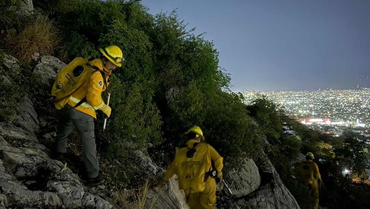 En el lugar se encuentran Bomberos de Nuevo León y Protección Civil de Nuevo León. Foto: Especial