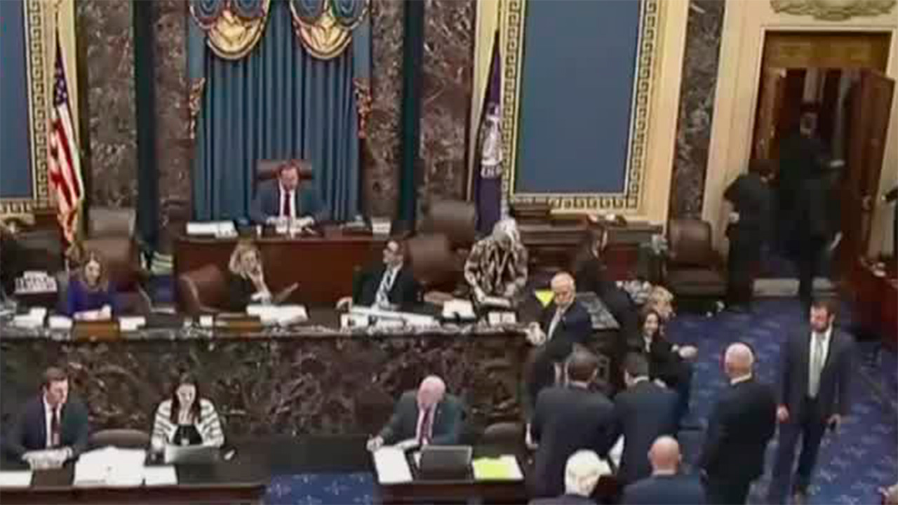 En EU, Senado aprueba iniciar el debate sobre ley para poner fin al cierre del gobierno