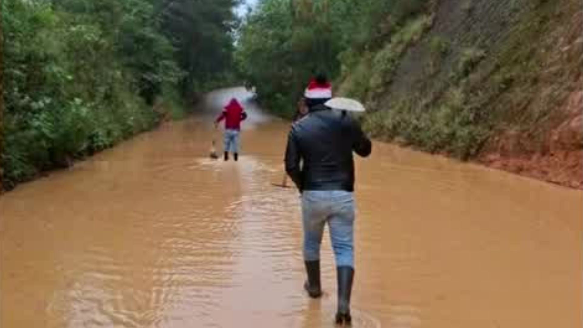 En Hidalgo, las lluvias del frente frío 13 provocan derrumbes