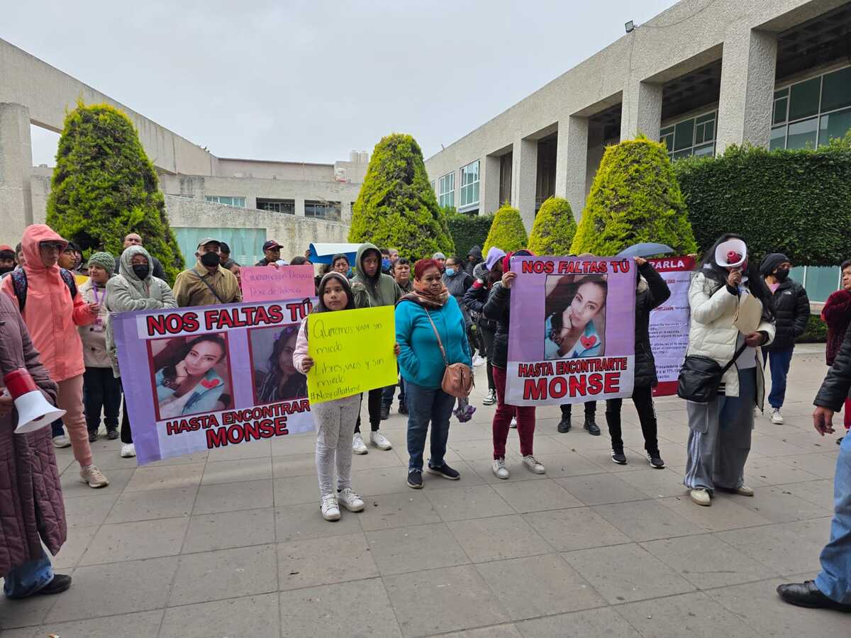 Con pancartas, habitantes protestaron en Pachuca para exigir la localización de Monserrath N. (Cortesía)