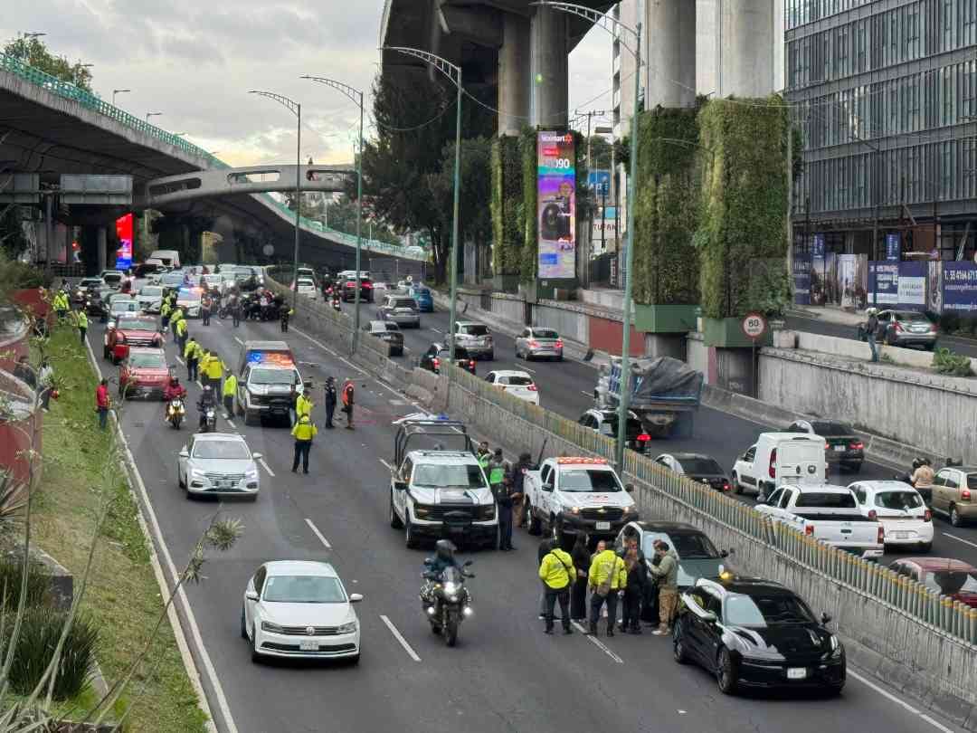 Por ahora, personal de la Fiscalía General de Justicia (FGJ CdMx) ya arribó al sitio, al igual que familiares de la víctima. | Especial