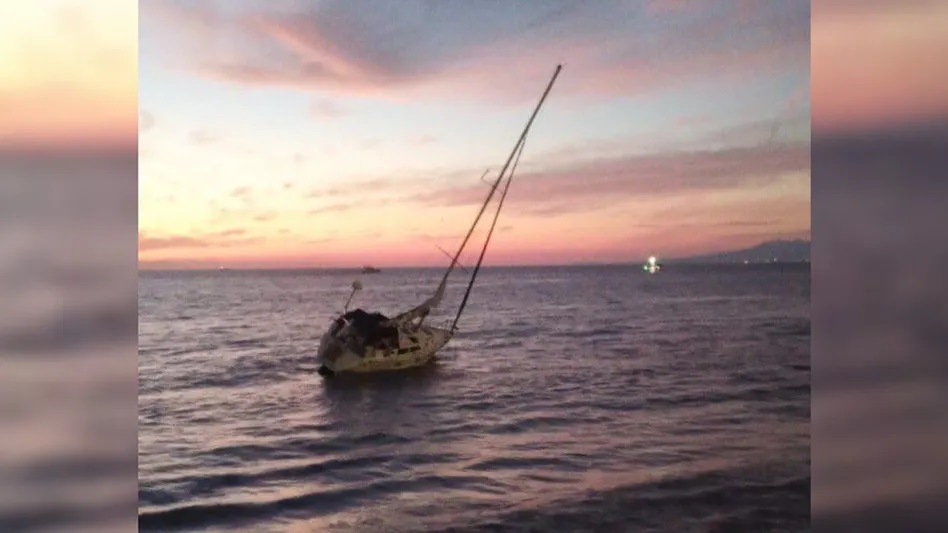 El velero volcó en la zona hotelera de Vallarta, (Especial)