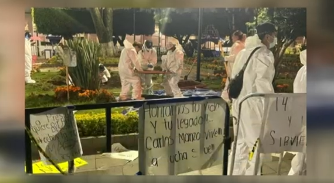 Agentes de la FGE regresan al lugar del asesinato de Carlos Manzo