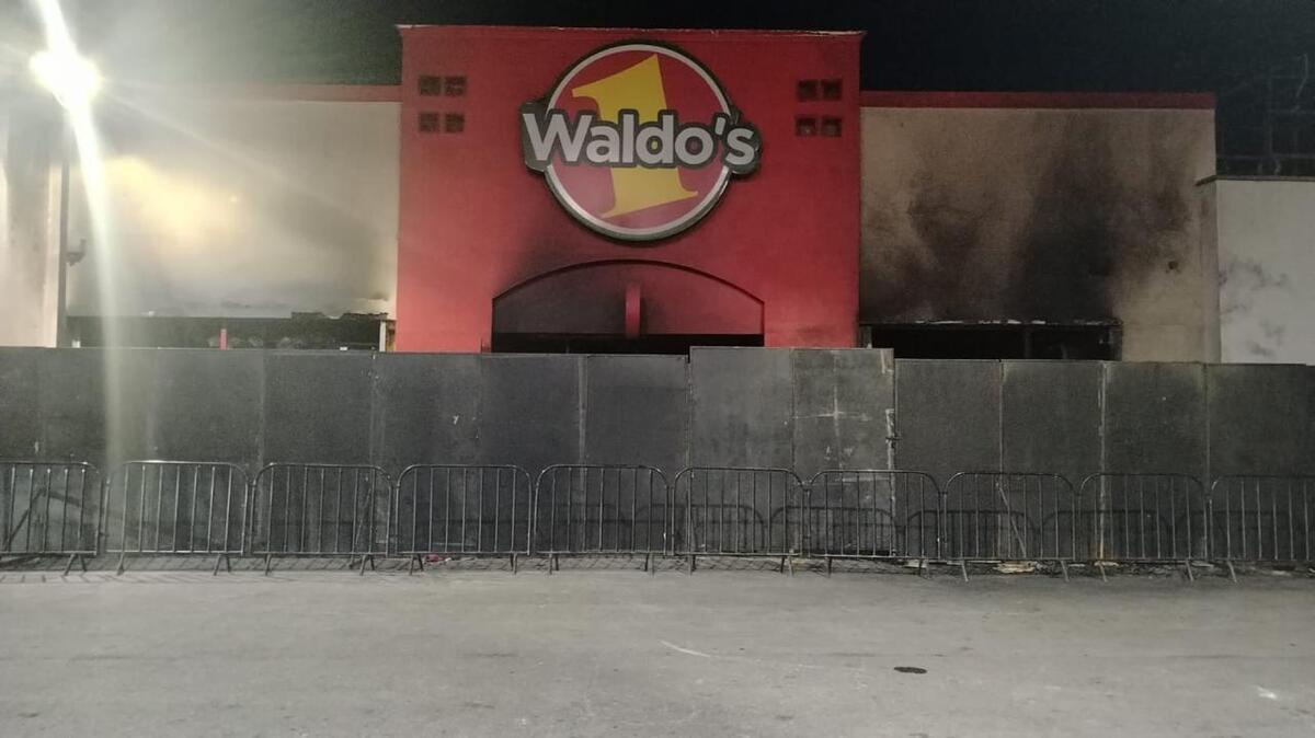 Agentes y peritos de la FGJES realizan investigaciones en la tienda Waldo’s del Centro de Hermosillo tras el incendio del 1 de noviembre. | Especial