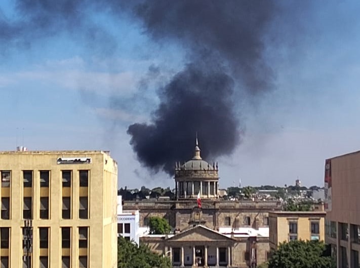 La columna de humo fue visible desde distintos puntos del centro. (Cortesía)