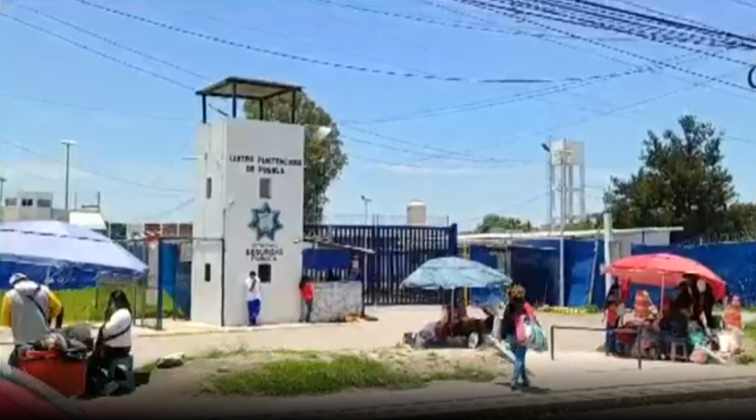 Detienen a dos custodios en Puebla por intentar ingresar objetos prohibidos