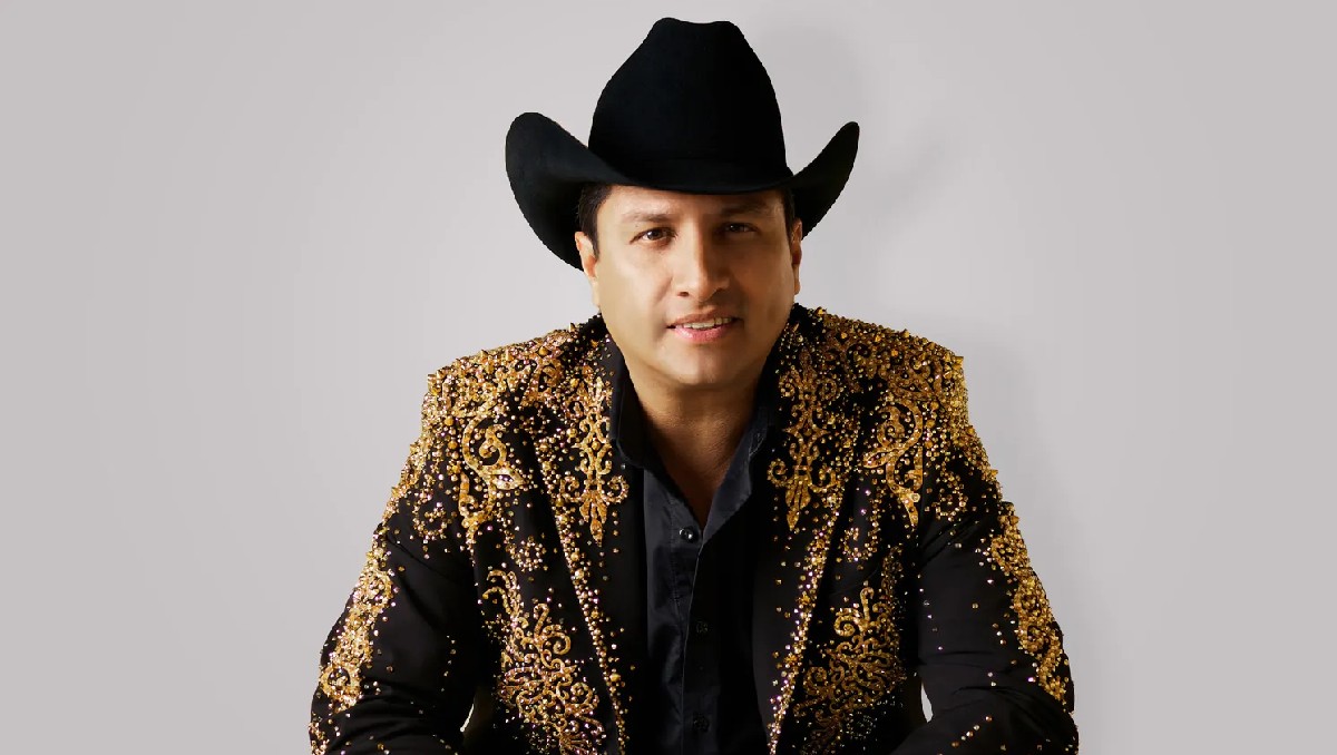 Julión Álvarez pisa celular que le arrojan en pleno concierto | Especial