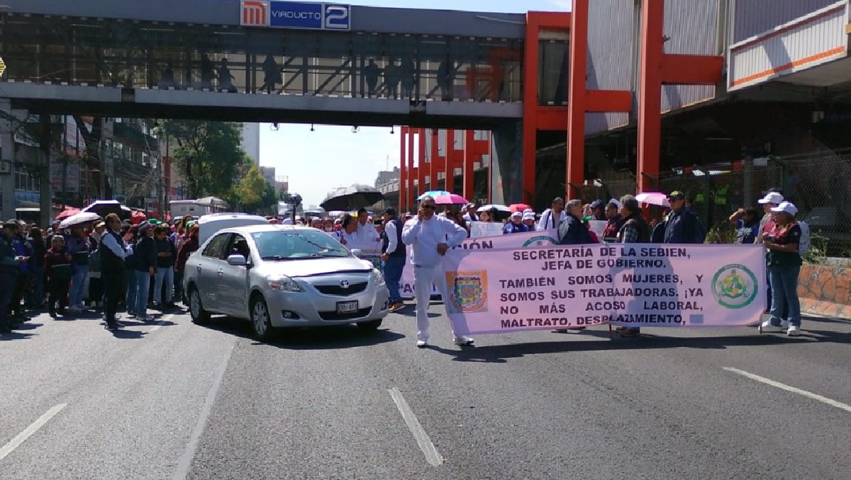 Las manifestantes se dirigen al Zócalo de la Ciudad, por lo que se advirtió a los automovilistas tomar precauciones. | @OVIALCDMX