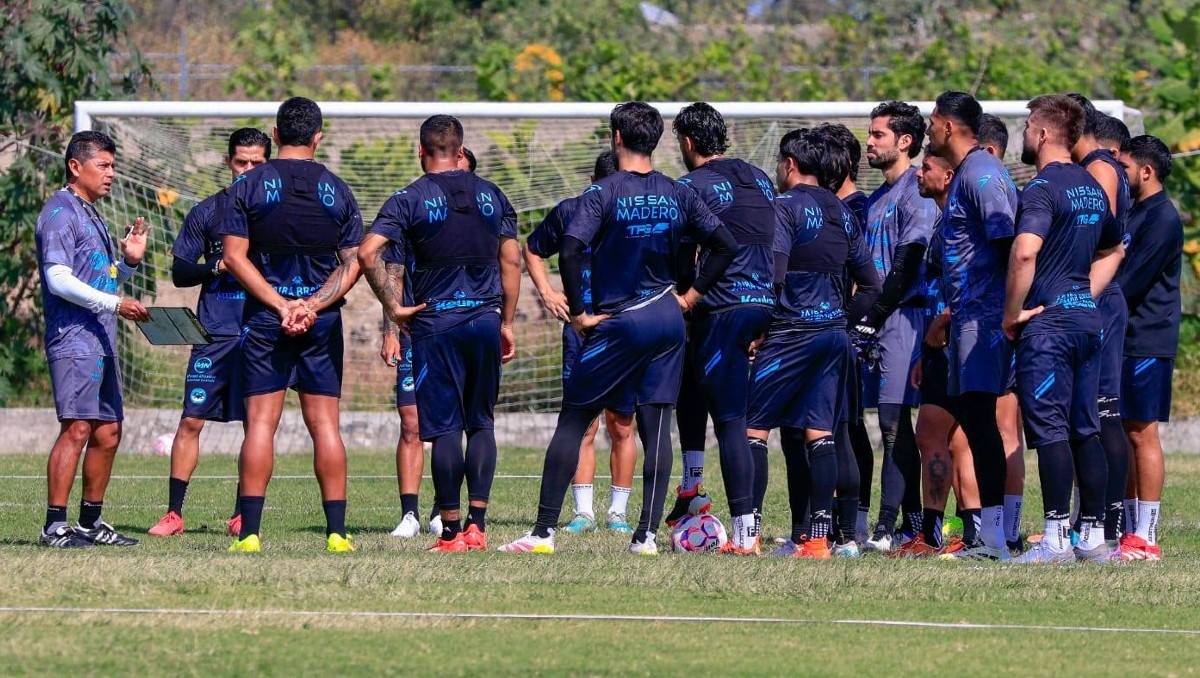 Marco Antonio "Chima" Ruiz habla con sus jugadores en la práctica en Guadalajara.