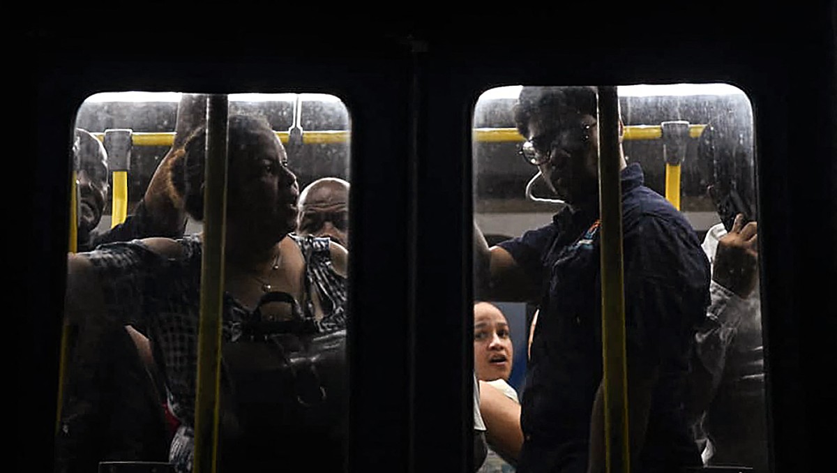 El metro y teleférico fueron suspendidos por la falta de energía. | AFP